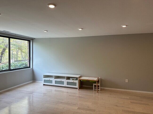 Building Photo - 406 Paradise Rd