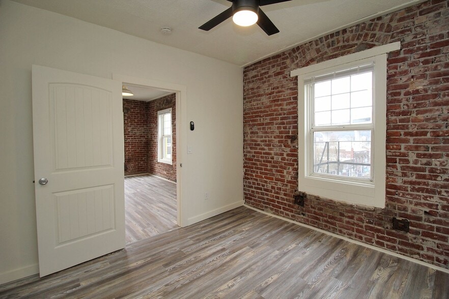Building Photo - 843 N Knott St