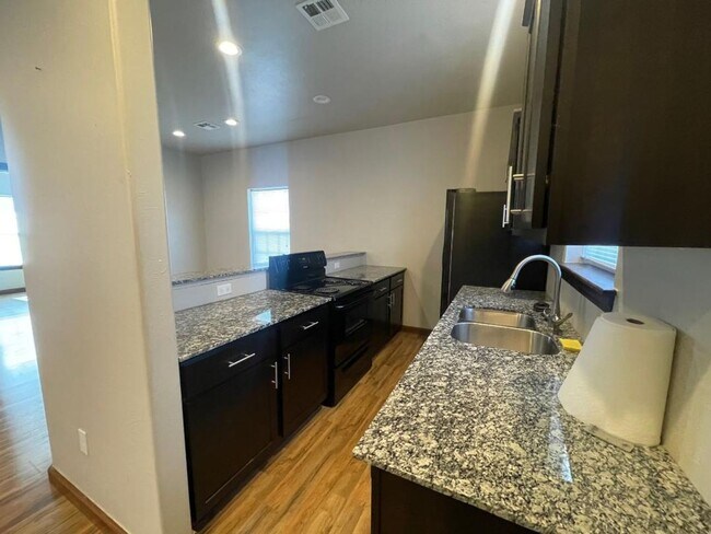Building Photo - 2 Bed / 2 Bath Apartment with 3-Car Garage – Central Norman – Available Now!