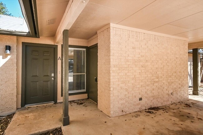 Building Photo - 1402 Waterloo Tr