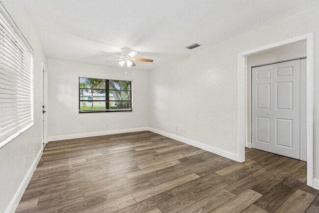 Building Photo - 2103 N Palm Cir