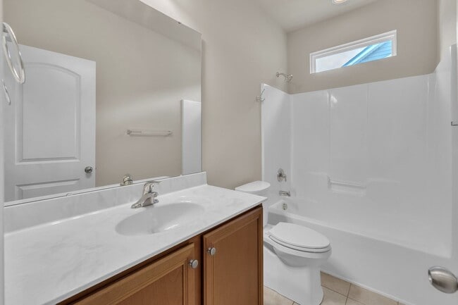 Building Photo - 4 Bedroom Home with 2 Car Garage & Fenced Yard!