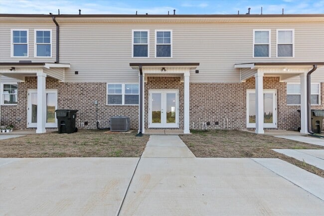 Building Photo - Furnished Townhome - Move IN Ready!