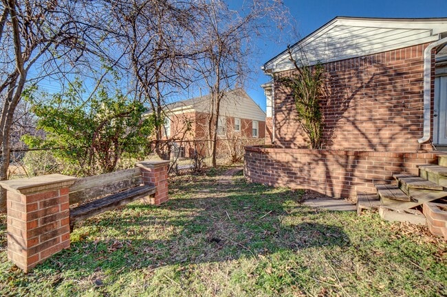 Building Photo - 4 Bed | 2 Bath in Midtown!