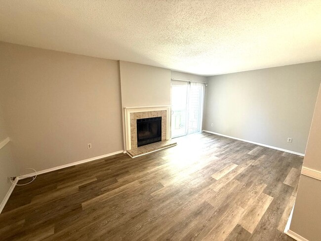 Building Photo - ** 3 bed 2.5 bath townhouse located by ACA...