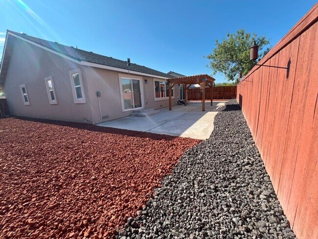 Building Photo - Three Bedroom on the Golf Course in Fer...