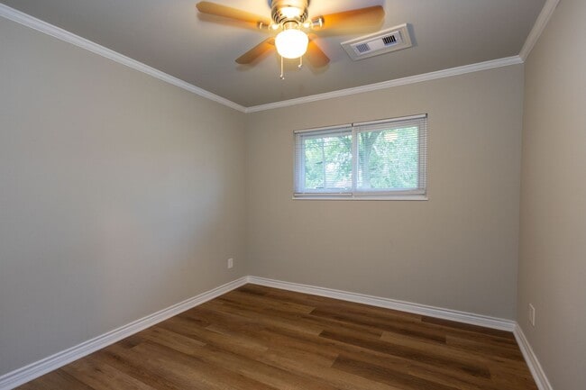 Building Photo - Spacious 4 bedroom in 77707. More pics com...