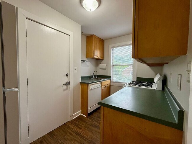 Building Photo - 1400 Kenmore Ave