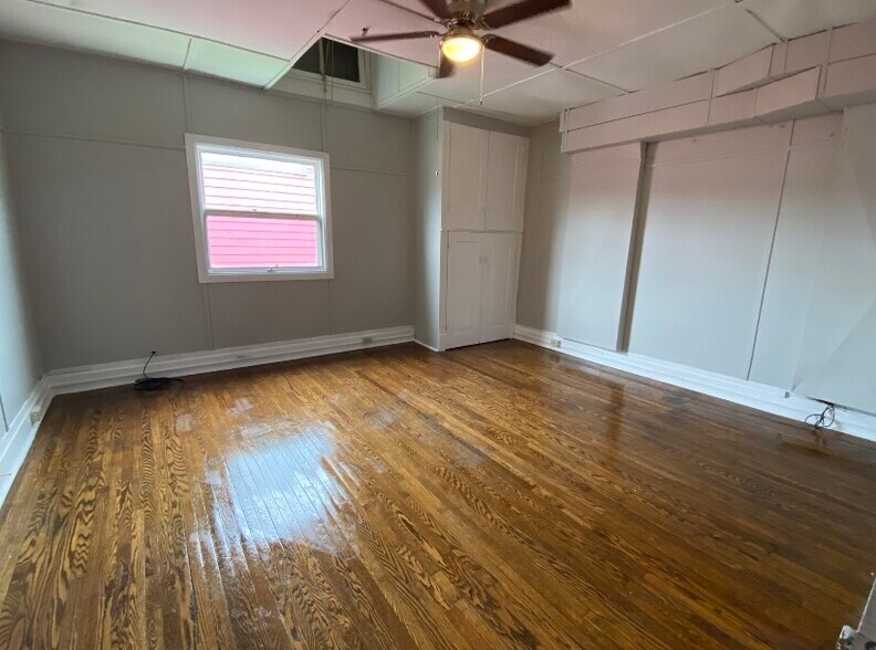 Building Photo - 212 5th St