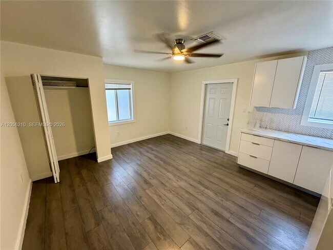 Building Photo - 9340 Jamaica Dr