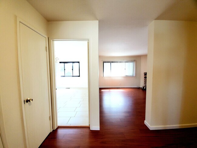 Building Photo - 25 Lewis Ave