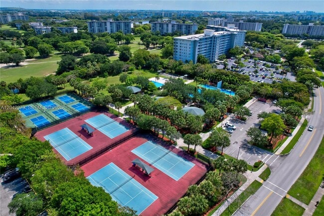 Building Photo - 4015 W Palm Aire Dr