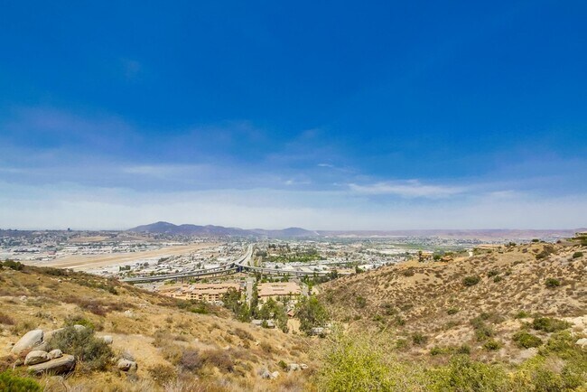 Building Photo - Beautiful Sky Ranch home with Spectacular Views!