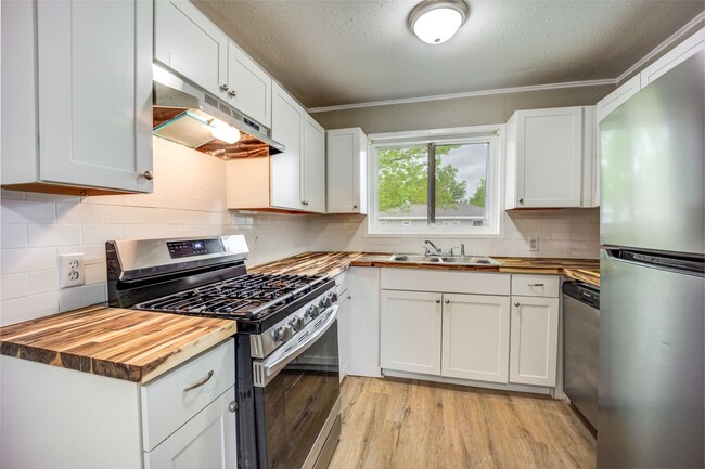 Building Photo - Freshly Updated 3 Bedroom House
