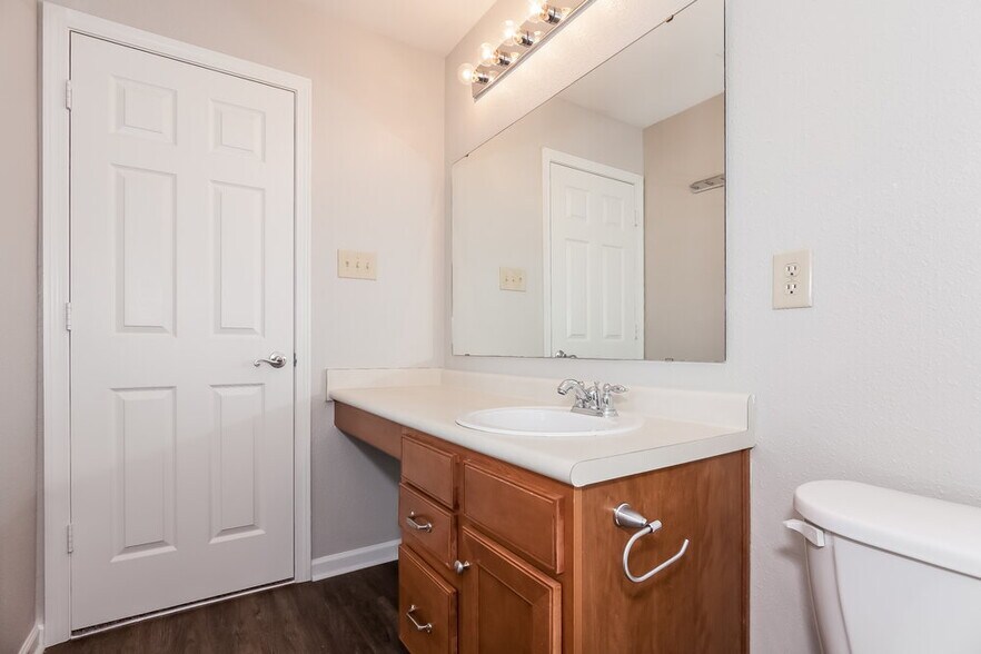 Building Photo - 943 Littleton Dr