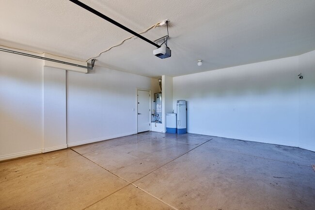 Building Photo - Lynx