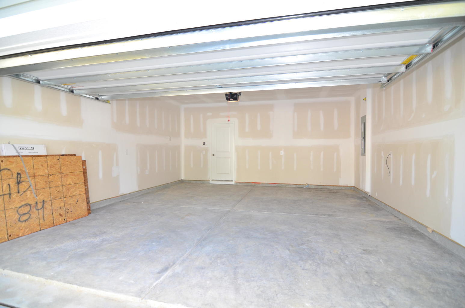 2 car garage - 333 Matuskovic Dr