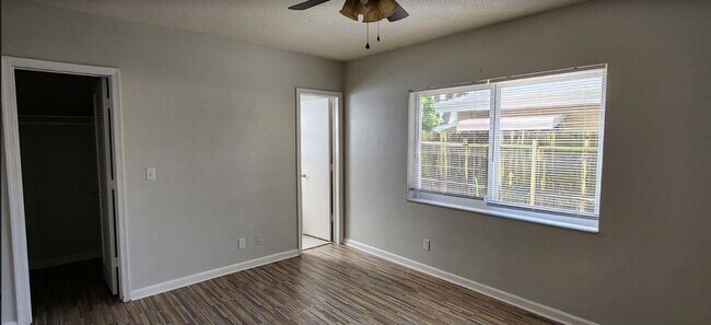 Building Photo - 1420 SE 4th Ave