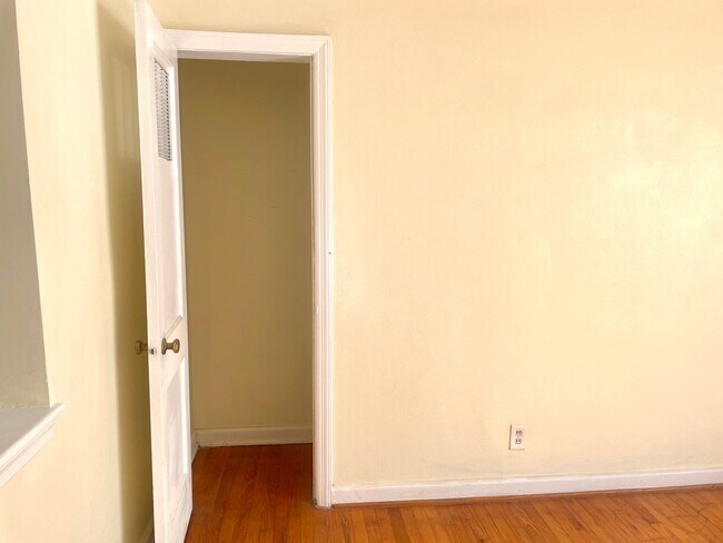 Building Photo - Sunny and Charming Beach Apartment For Rent!