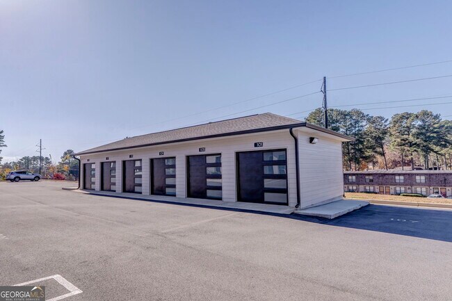 Building Photo - 121 Chateau Dr SE