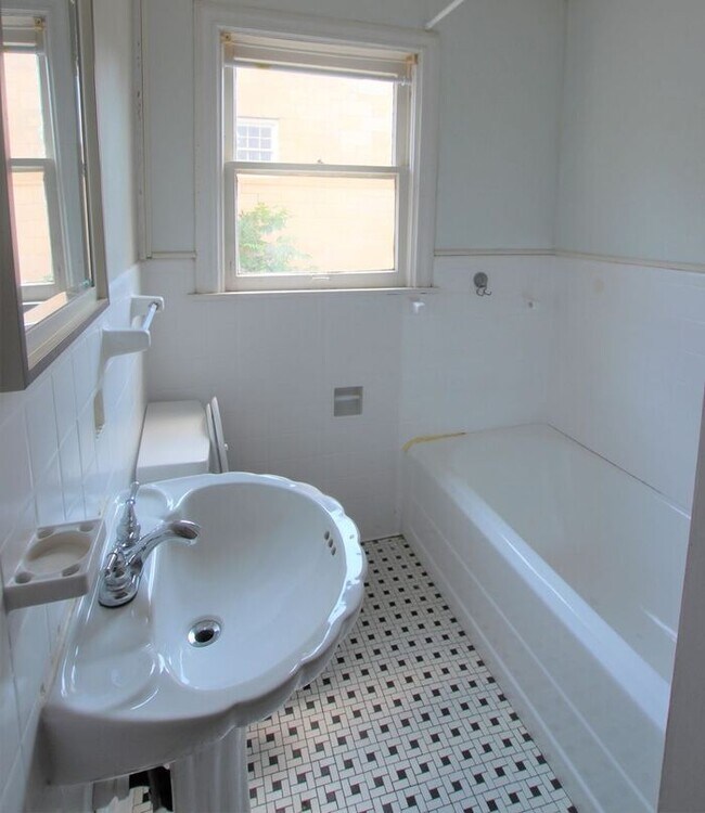 Building Photo - Tour Today! 2 Bedroom 1 Bath Downstairs Ap...