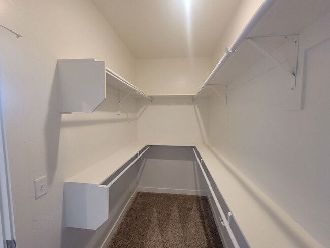 Building Photo - GORGEOUS Spacious Town Home