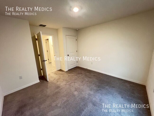 Building Photo - 4801 N Forest Ridge Blvd