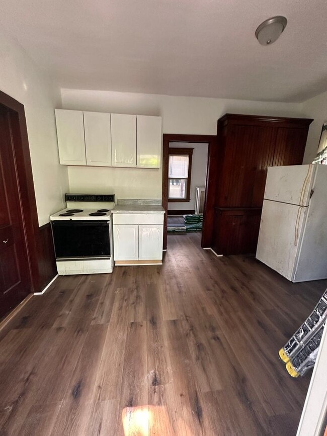 Building Photo - Large Newly Renovated 3 Bed/1 Bath Single ...