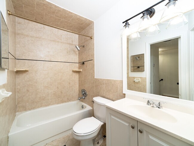 Building Photo - 904 Banks Rd