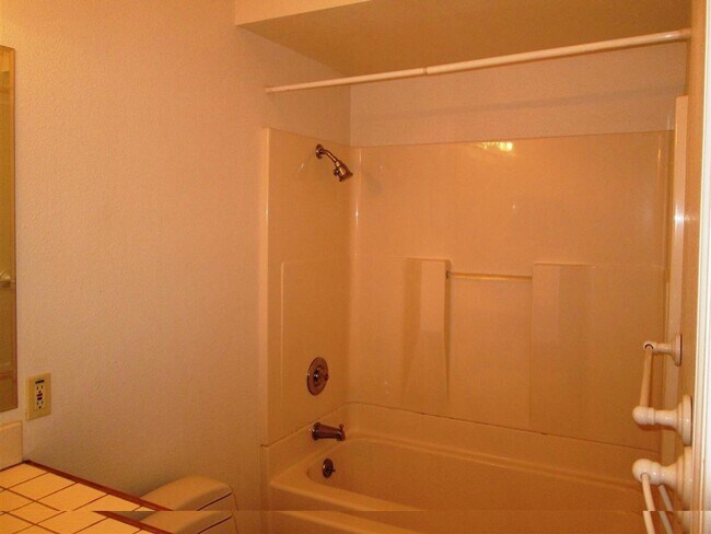 Building Photo - Spacious 4 bed 2 bath home in Fremont. Exc...