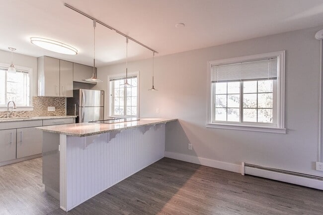 Building Photo - Immaculate Fully Renovated 2 bed/1 bath!