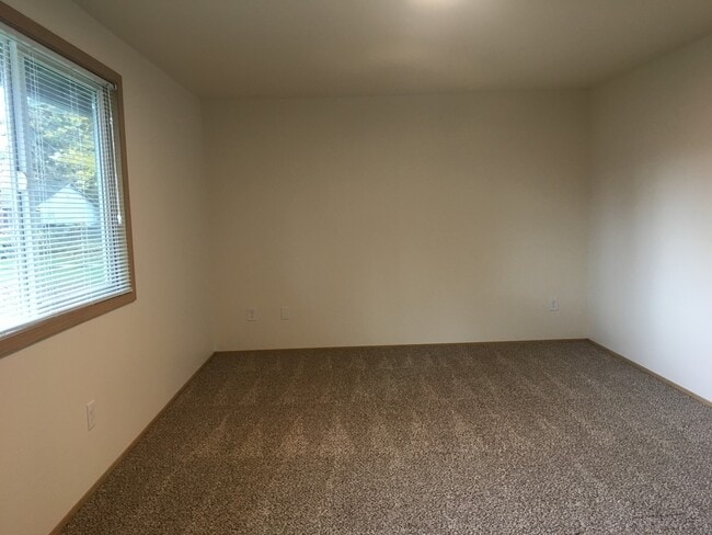 Building Photo - 4 bedroom 2 bath home on quiet street in Hillsboro near Intel