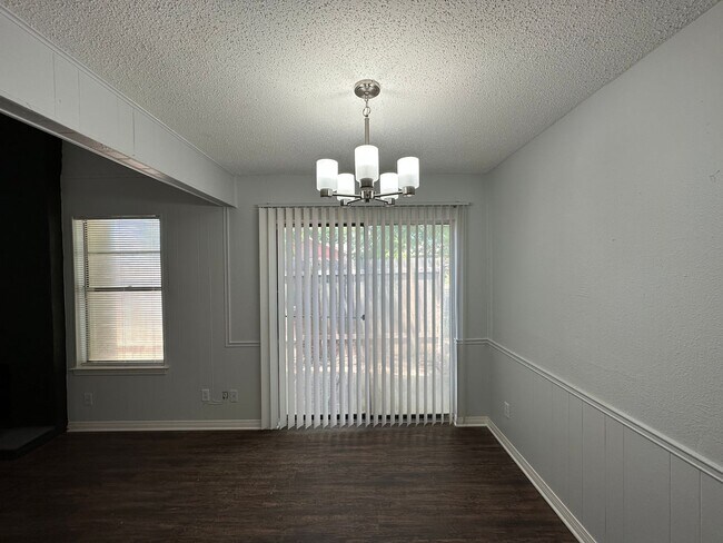 Building Photo - 2/2 Duplex near LBJ High