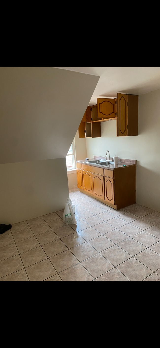 Building Photo - 705 N 16th Ave