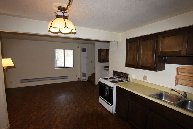 Building Photo - Coming in June - Kachina Village home