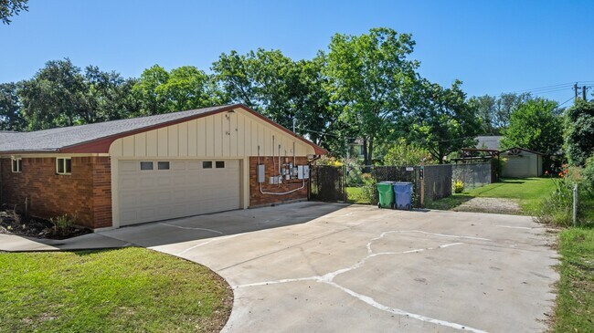 Building Photo - 616 Cannan Dr