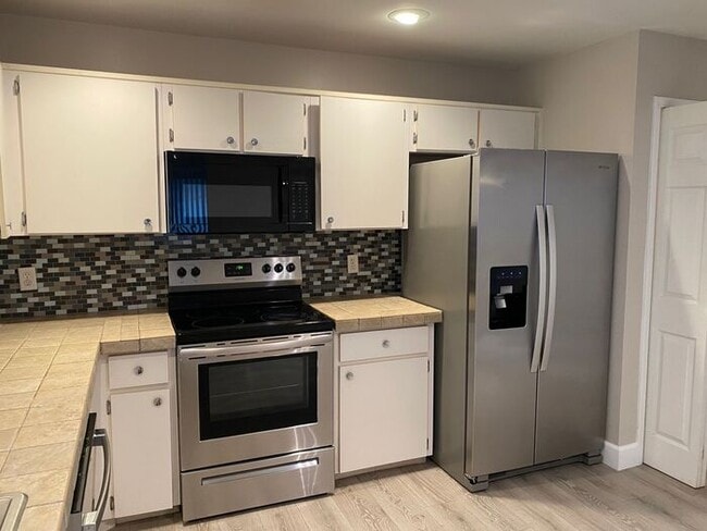 Building Photo - MOVE-IN SPECIAL-WONDERFUL 3/2.5 Home with 1 car garage-UCF Area