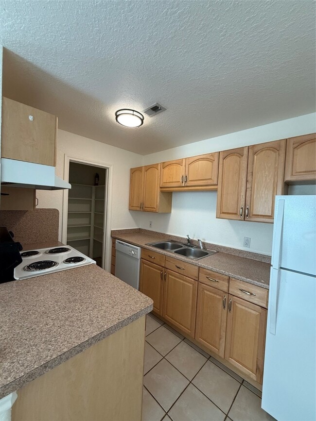 Building Photo - 827 Algoa-Friendswood Rd