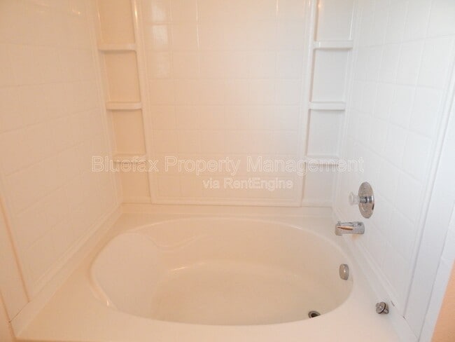 Building Photo - 211 Quince Flower