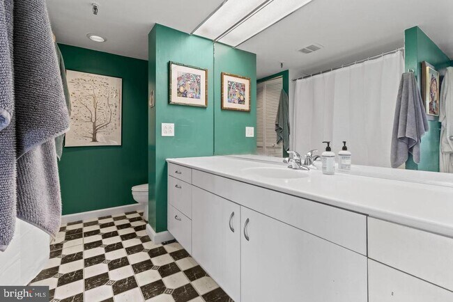 Building Photo - 2001 Hamilton St