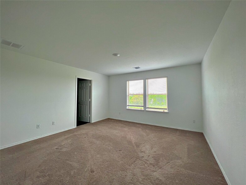 Building Photo - 444 English Oak St