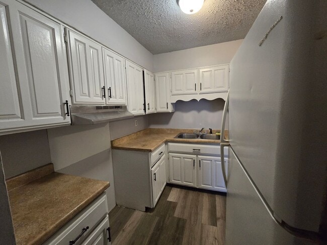 Building Photo - Beautiful Townhome Ready for Immediate Move In