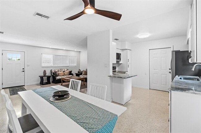 Building Photo - 3700 Whiting Dr SE