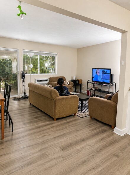 Living Room - 1800 Jefferson Park Ave