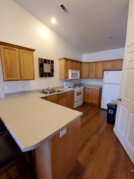 Building Photo - 1931 N Canyon Rd