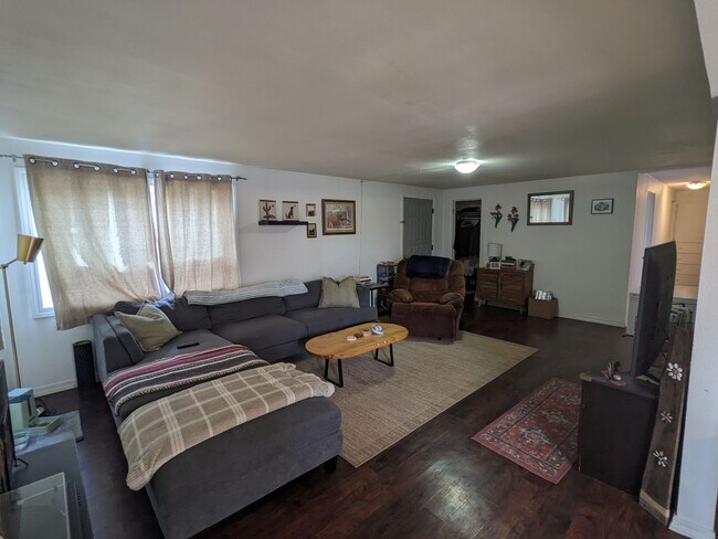 Building Photo - Cherry St Duplex