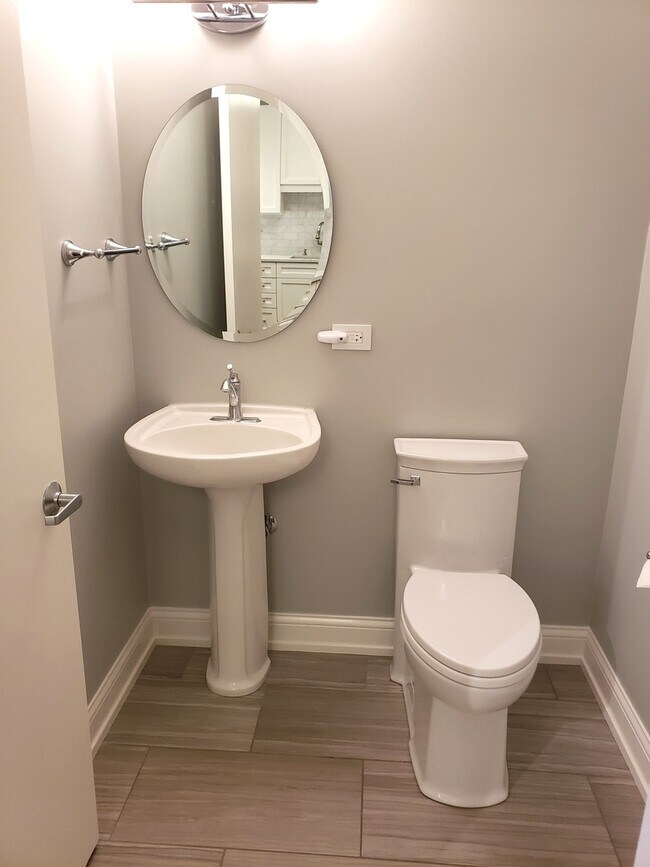 Building Photo - 21 W Chestnut St