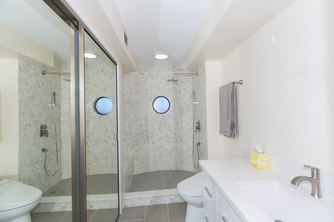 Building Photo - Canterbury Place - Fully renovated with hi...