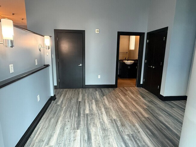 Building Photo - 333 W Trade St