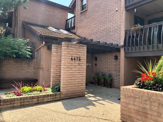 Building Photo - Updated 2 bed 2 bath Plus Office (Or Third...